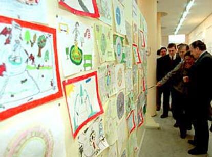 El alcalde, José María Álvarez del Manzano, visita la exposición de dibujos infantiles en la Casa del Reloj.