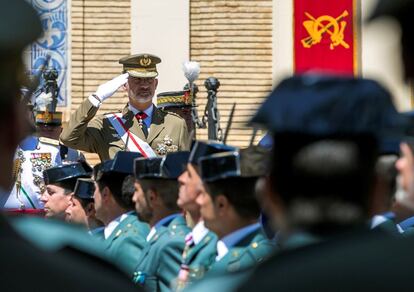 El Rey Felipe presencia el desfile final tras la entrega de Reales Despachos a los nuevos oficiales del Ejército de Tierra y de la Guardia Civil en la Academia General Militar de Zaragoza. 