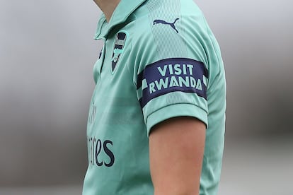 Publicidad "Visita Ruanda" en la camiseta de fútbol del Arsenal durante el partido West Ham United Femenino contra Arsenal Femenino, en el complejo deportivo Rush Green, en Inglaterra el 6 de enero de 2019.