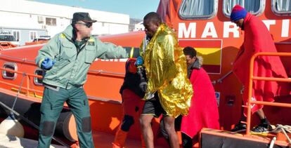 La Guardia Civil ayuda a 36 migrantes rescatados este jueves a 11 millas de la isla de Alborán.