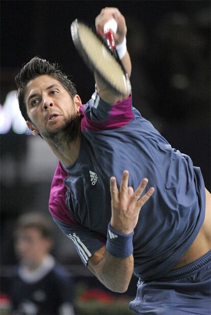 Verdasco efectúa un servicio durante el partido contra Clement.