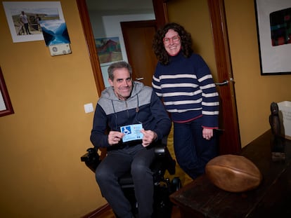 Juan Larreta y su mujer, Ainhoa Esparza, de la iniciativa #okupasmotorizados, en su casa.