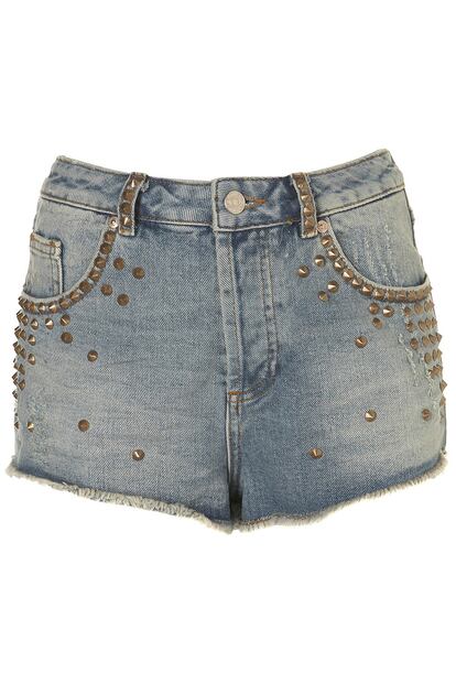 Short vaquero tachas doradas de Top Shop (35€).