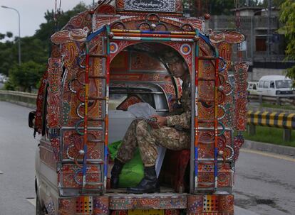 Un soldado pakistaní custodia material electoral en Rawalpindi, el 24 de julio de 2018. 