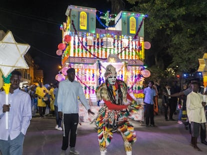 Desfile navideño en las calles de Saint Louis.