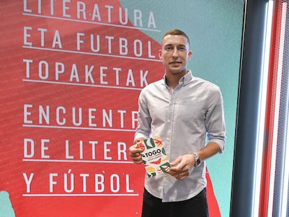 El futbolista del Athletic Club Óscar de Marcos durante la presentación de su libro 'Togo' en 2019.