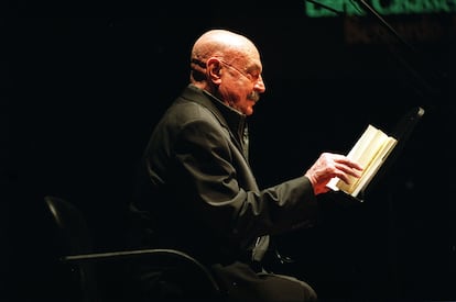 José Hierro (1922-2002), durante una lectura de sus poemas.