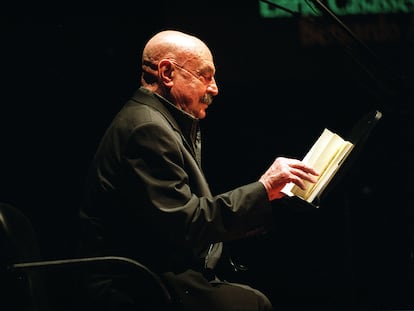 José Hierro (1922-2002), durante una lectura de sus poemas.