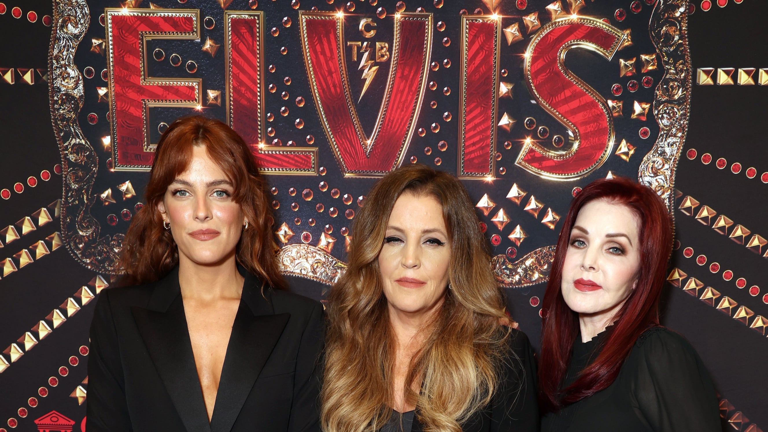 Priscilla Presley es acusada de aprovechar la muerte de su hija, Lisa Marie, para recuperar el control de su fideicomiso 1 De izquierda a derecha, Riley Keough, Lisa Marie Presley y Priscilla Presley, el 11 de junio de 2022, en una proyección especial de la película 'Elvis' en Memphis (Tennessee, EE UU).
