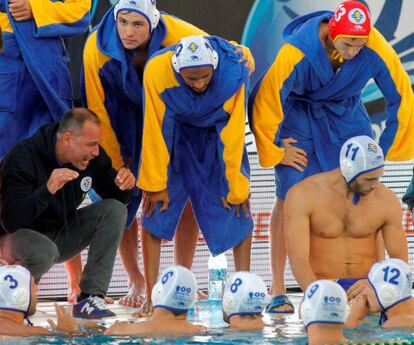 L&#039;entrenador d&oacute;na instruccions als seus jugadors.