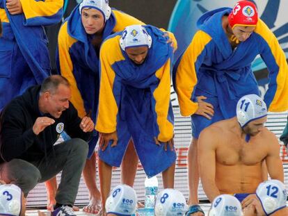 L'entrenador dóna instruccions als seus jugadors.