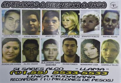 Un cartel con los rostros de los 12 jóvenes desaparecidos en un 'afterhours' en el DF.