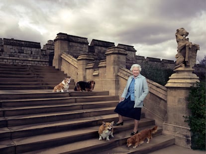 La reina Isabel II y sus corgis, retratada por Annie Leibovitz en el castillo de Windsor en 2016 con motivo del 90º cumpleaños de la monarca británica.