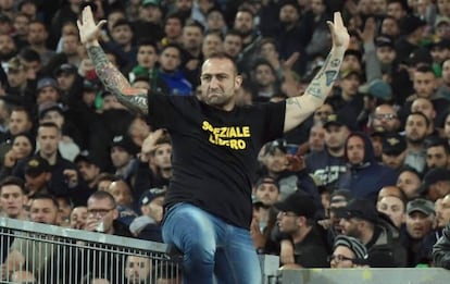 Um dos torcedores do Napoli que negociaram o início da partida.