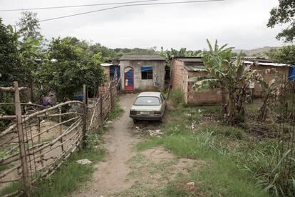 Un coche permanece aparcado frente a una chabola en la favela Dilma Rousseff.