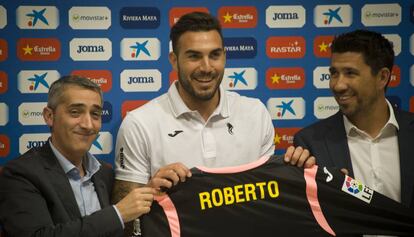 Roberto, junto a Ramon Robert (izquierda) y Ángel Gómez (derecha).