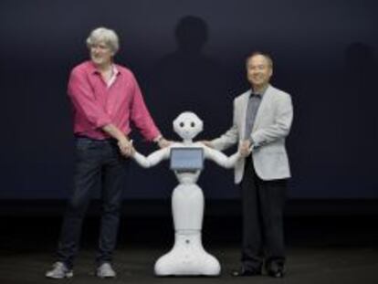 Los presidentes ejecutivos de SoftBank, Masayoshi Son (derecha), y de Aldebaran Robotics, Bruno Maisonnier, junto al robot .  