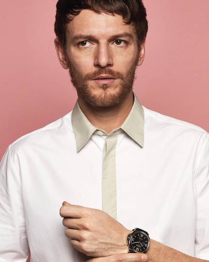 Camisa bicolor Hermès y reloj Panerai Luminor Due 3 Days con caja de acero de 42 mm, movimiento automático y reserva de carga de tres días.