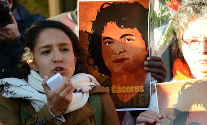 Berta Zúñiga, en una vigilia frente la Organización de Estados Americanos (OEA) ante un retrato de su madre, asesinada en marzo.