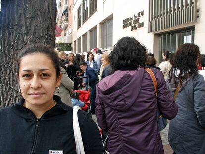 Estela, inmigrante paraguaya, espera a la salida de un colegio de Madrid a los hijos pequeños de la familia para la que trabaja.