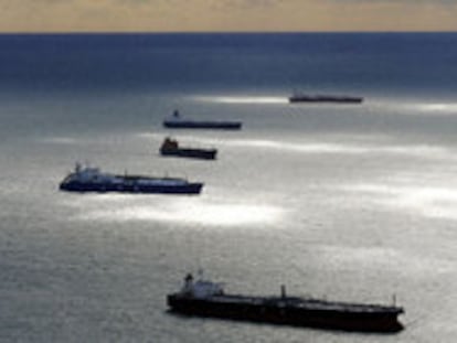 Vista aérea de los buques que esperan a descargar carburante en el puerto de Marsella, donde dos refinerías están bloqueadas por las protestas