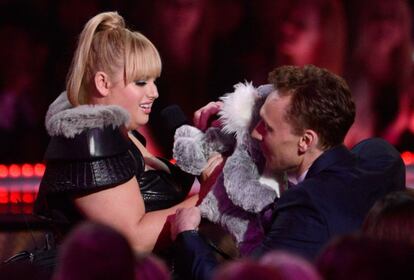 La presentadora Rebel Wilson entrega un peluche a Tim Hiddleston durante la gala de ayer. El actor se hizo con el premio a mejor villano por su interpretación de Loki en 'Los vengadores'.