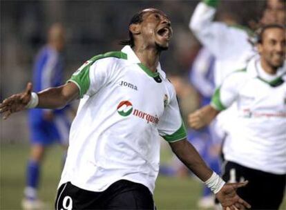 Tchité celebra su gol ante el Zaragoza