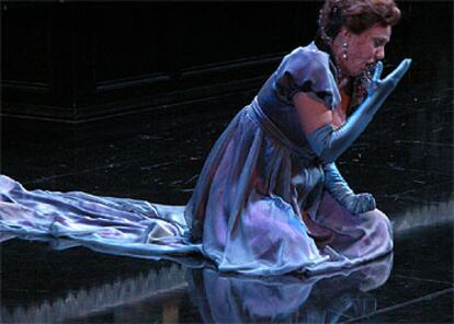 La soprano búlgara Raina Kabaivanska, en una interpretación de 'Tosca', en el Teatro Real de Madrid.