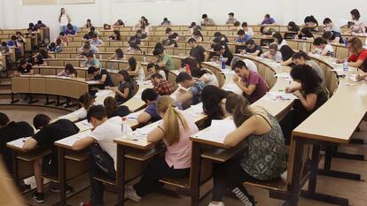 Estudiantes durante un examen en la universidad.