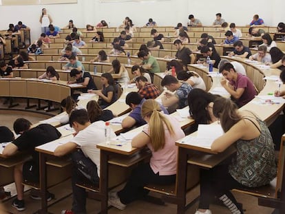 Estudiantes durante un examen en la universidad.