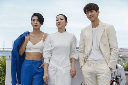 El actor surcoreano Bang Sungjun, la actriz surcoreana Kim Ok-Vin,  Y la actriz surcoreana Kim Seo-Hyung posan durante el photocall para "AK-Nyeo" (La Villainess).