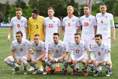 Los jugadores de la selección de las Islas Feroe de fútbol posan antes del partido.