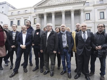 Los secretarios generales de CCOO y UGT, Ignacio Fernández Toxo (4d) y Pepe Álvarez, posan junto al diputado del PDeCAT Carles Campuzano, y el portavoz de Empleo del grupo parlamentario socialista, Rafael Simancas.