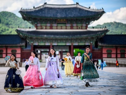 Un grupo de mujeres surcoreanas con vestidos tradicionales visitaban el palacio de Gyeongbokgung, en Seúl, el 1 de julio.