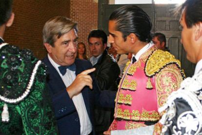 José Manuel Sánchez, con su pajarita, charla con el novillero José Manuel Sandín en la plaza de Las Ventas.