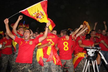 Tropas españolas celebran la victoria de la selección en la sede de la ONU en Blatt (Líbano).