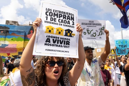 El modelo turístico ha agravado el acceso a la vivienda de los ciudadanos canarios. En la imagen, una mujer en la manifestación celebrada este sábado en Las Palmas de Gran Canaria con una pancarta que pregunta: ¿Dónde vamos a vivir nosotras?