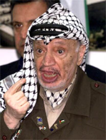 El lider palestino Yasser Arafat, en una rueda de prensa en Londres