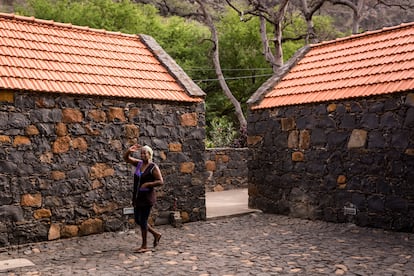 Posada de San Felipe, restaurada por la Cooperación Española. En Cidade Velha, la actividad religiosa, pero también la económica, estaba asociada al nacimiento de la trata de esclavos. Sus monumentos son el testimonio de este crimen contra la humanidad y constituyen la memoria de aquellos tiempos funestos. Ribeira Grande fue, a partir del siglo XVI, la encrucijada de este tráfico con enormes intereses comerciales. En 1549, un funcionario portugués declaró: "Aparte de la ciudad de Lisboa, ninguna otra ciudad del reino es tan rentable. Todos los barcos de Brasil, Perú, las Indias Occidentales y la isla de Santo Tomé hacen escala en Ribeira Grande". 