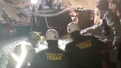 Una instantánea tomada en el interior de la galería muestra a los Tedax junto a miembros de la brigada minera practicando una cuarta microvoladura (que se espera que sea la última) para superar una veta de gran dureza. El portavoz de la Guardia Civil, Jorge Martín, ha informado de que las explosiones debían de ser de "extremada precisión", debido a la proximidad al lugar donde se esperaba encontrar a Julen.