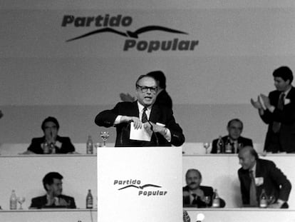 Fraga rompe la carta de dimisión de Aznar, en el congreso fundacional del PP, celebrado en Sevilla en 1990.