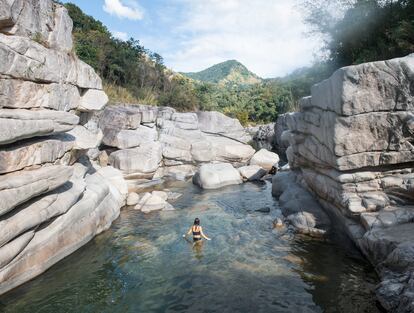 Una mujer se baña en uno de los cañones de las montañas de Utuado (Puerto Rico).