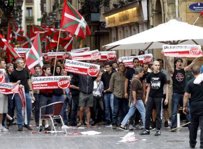 Varios manifestantes convocados por la izquierda 'abertzale', en el Boulevard de San Sebastián.