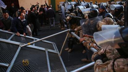 Seguidores de Arce protestan ante militares frente a la sede del Gobierno de Bolivia, este miércoles.