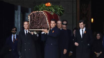 Los familiares de Francisco Franco trasladan a hombros el féretro. 
