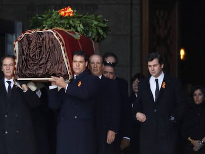 Los familiares de Francisco Franco trasladan a hombros el féretro. 