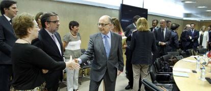 Montoro saluda a la consejera de Hacienda andaluzaantes de la reuni&oacute;n del Consejo de Pol&iacute;tica Fiscal.