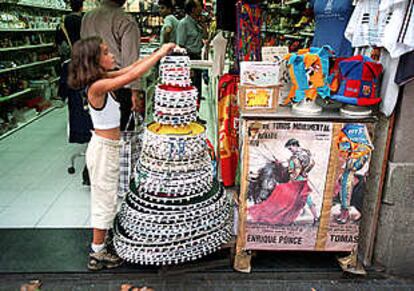 Montaña de sombreros mejicanos en una tienda de las Ramblas.