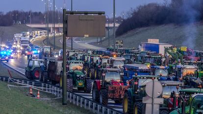 Agricultores con tractores bloquean una carretera en la frontera de Bélgica y Francia.