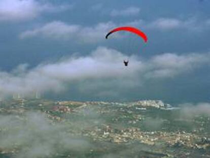 Vista parcial del Valle de La Orotava y de la ciudad del Puerto de la Cruz en la isla de Tenerife, mientras un parapentista realiza un vuelo sobre la zona. EFE/Archivo